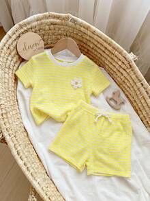 SHEIN Bộ 2 món áo thun cổ tròn kẻ sọc dệt kim cho bé gái và quần short - Màu vàng - Xem 3