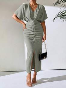 SHEIN Clasi 1 chiếc đầm maxi nữ màu trơn cổ chữ V tay ngắn cánh dơi xếp ly xẻ tà, trang phục thanh lịch cho nữ, bộ đồ dự tiệc cho nữ, đầm dự tiệc trang trọng cho nữ, đầm nữ thanh lịch cổ điển. - màu xanh lá - Xem 5