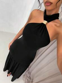 SHEIN Glamour 这款优雅连衣裙采用复古露肩领设计，凸显肩颈线条，露背设计更添背部美感。修身上衣搭配高腰百褶裙，打造优雅廓形。弹力面料舒适贴合身形，轻盈的百褶裙面料垂坠感极佳，活动自如。这款女士长款正式礼服适合出席晚宴、宴会、红毯、约会等各种场合。 - 黑色 - 查看 7