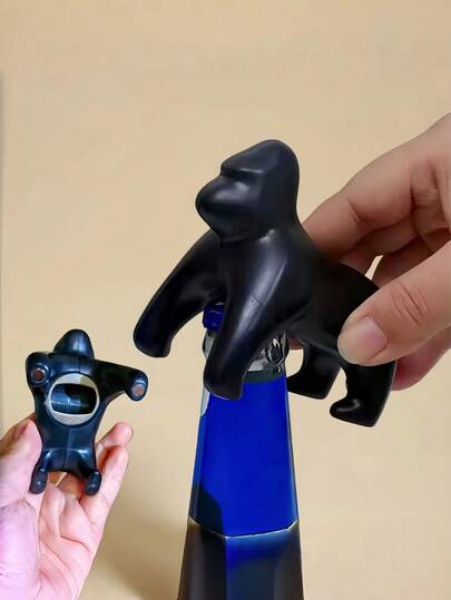 Zazumi Dụng cụ mở nắp chai bia hình khỉ đột King Kong 3D sáng tạo, hình thú màu đen nâu độc đáo, miếng dán tủ lạnh từ tính mạnh mẽ tích hợp dụng cụ mở nắp chai, dễ cất giữ và sử dụng nhanh chóng, phụ kiện nhà bếp và quầy bar độc đáo, hoàn hảo cho người yêu bia, tiệc nướng BBQ, cắm trại, dã ngoại, trang trí quầy bar tại nhà, sinh nhật, ngày lễ, lễ hội, đồ dùng tiệc tùng, quà tặng cho nam giới, bố, bạn bè, trang trí quầy bar nhà bếp, nhà hàng, dụng cụ mở đồ uống thiết thực cho sử dụng hàng ngày.