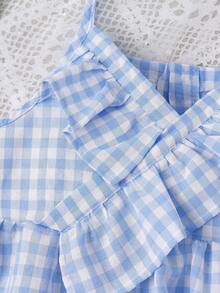 SHEIN Vintaside Kids 少女休闲T恤套装。夏季新品。时尚休闲风。清新蓝色格子吊带背心+中蓝色牛仔短裤，不对称荷叶边下摆，做旧格子内衬。腰部蝴蝶结装饰。A字版型。采用轻盈柔软的棉质牛仔面料，舒适亲肤。时尚少女必备单品，简约休闲，适合夏季穿着，百搭实用，可用于日常穿搭、拍照、外出、派对、音乐节、度假等各种场合。新款少女T恤套装 - 藍色 - 查看 4