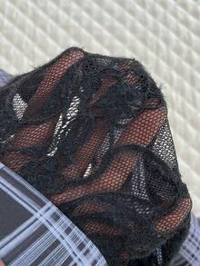 Flirla 女士甜美可爱休闲日常百搭时尚通勤格纹撞色蕾丝荷叶边短袖修身衬衫，春夏款 - 黑色 - 查看 7