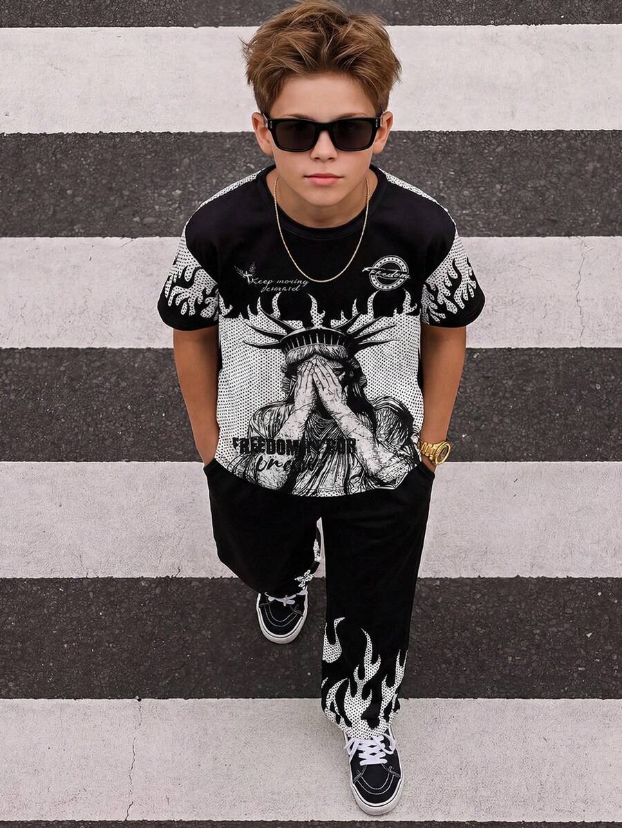 SHEIN Conjunto de pantalones cortos y camiseta de manga corta de estilo casual Y2K para adolescentes varones, apto para salidas diarias, fiestas y primavera/verano. Incluye camiseta de manga corta estampada + pantalones acampanados clásicos de chándal, conjunto de 2 piezas.
