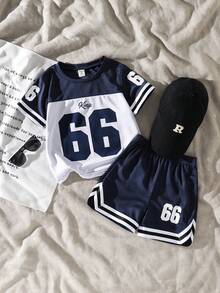 SHEIN Streecool Kids 两件套男童运动休闲圆领短袖数字印花T恤和印花运动短裤套装，饰有缎带，适合春夏日常穿着、运动、郊游、上学、聚会、度假等场合。 - 藍白色 - 查看 3