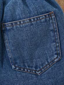 SHEIN Vintaside Kids 少女休闲T恤套装。夏季新品。时尚休闲风。清新蓝色格子吊带背心+中蓝色牛仔短裤，不对称荷叶边下摆，做旧格子内衬。腰部蝴蝶结装饰。A字版型。采用轻盈柔软的棉质牛仔面料，舒适亲肤。时尚少女必备单品，简约休闲，适合夏季穿着，百搭实用，可用于日常穿搭、拍照、外出、派对、音乐节、度假等各种场合。新款少女T恤套装 - 藍色 - 查看 7