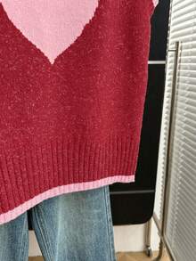 SHEIN Franclia 新款燕麦色撞色爱心针织背心，圆领配红色滚边，宽松版型，柔软针织面料，撞色爱心提花图案，无袖设计，青春甜美风，复古爱心元素，适合春季叠穿、校园、约会、日常穿着，百搭单品，爱心元素增添活力，撞色吸睛，宽松版型修身，展现韩系软妹风的慵懒气质，内搭衬衫更添甜美，搭配百褶裙打造极致甜美造型，或搭配牛仔裤打造甜中带酷的混搭风。 - 粉色 - 查看 4