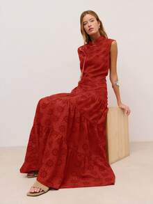 Nöista Rok midi patchevent berwarna merah bata, berpinggang tinggi, dan berlapis-lapis ini sangat cocok untuk musim panas. Siluet A-line dan bordir bunga terbuka yang indah memadukan keanggunan Tiongkok dengan romansa modern, menjadikannya busana serbaguna yang tak tergantikan dalam lemari pakaian musim semi/musim panas wanita urban. Sempurna untuk liburan, kegiatan sehari-hari, dan pesta. - Merah - View 1