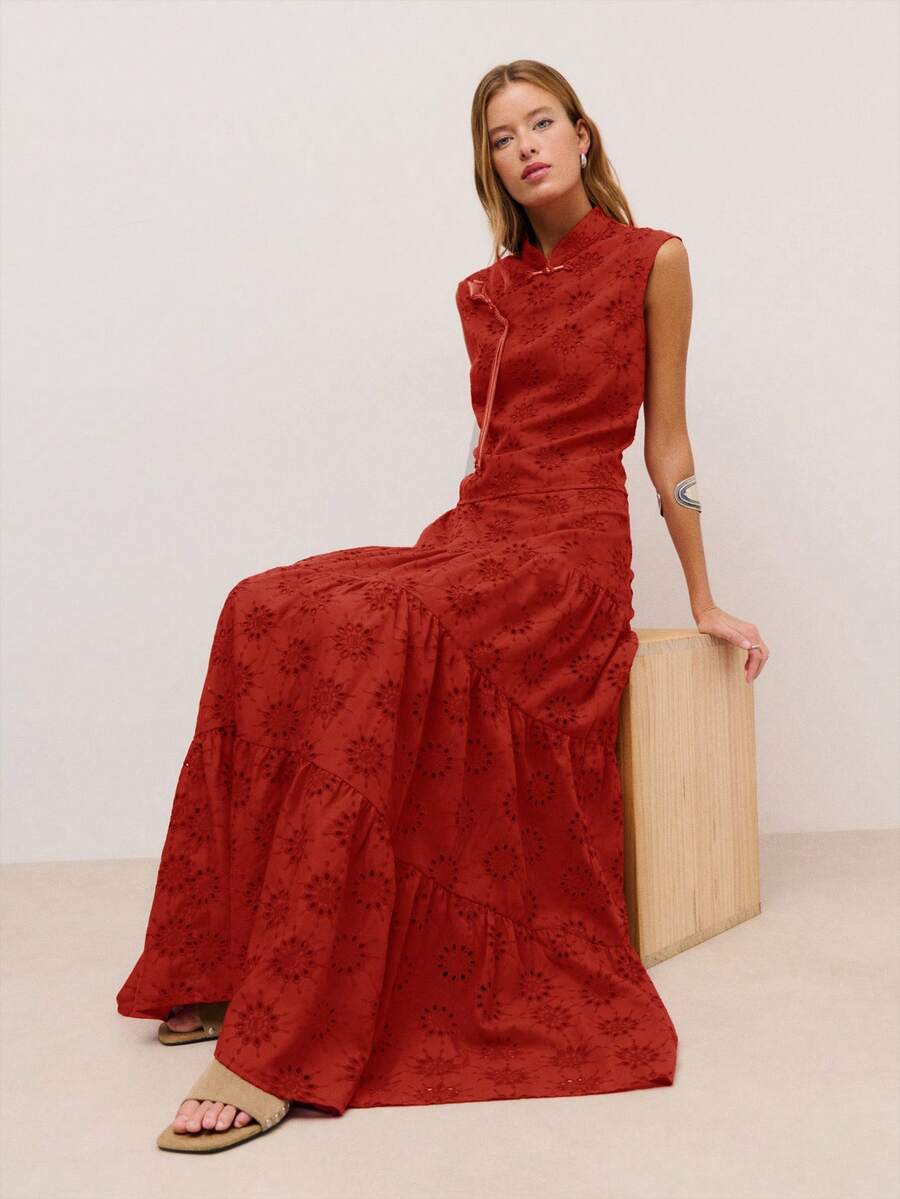 Nöista Rok midi patchevent berwarna merah bata, berpinggang tinggi, dan berlapis-lapis ini sangat cocok untuk musim panas. Siluet A-line dan bordir bunga terbuka yang indah memadukan keanggunan Tiongkok dengan romansa modern, menjadikannya busana serbaguna yang tak tergantikan dalam lemari pakaian musim semi/musim panas wanita urban. Sempurna untuk liburan, kegiatan sehari-hari, dan pesta. - Merah - View 1