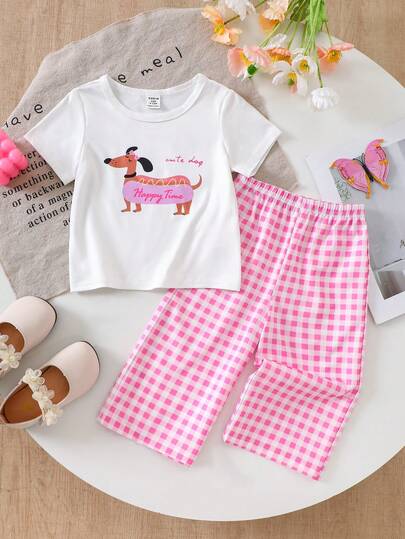 SHEIN Playful Pals 女婴休闲简约新款T恤套装，正面印有可爱的腊肠犬数码印花图案，白色纯色针织圆领短袖T恤搭配粉白格纹阔腿休闲裤，面料柔软舒适，适合韩式可爱、简约、时尚的休闲穿搭，适合日常外出、度假、聚会、节日、春夏穿着。