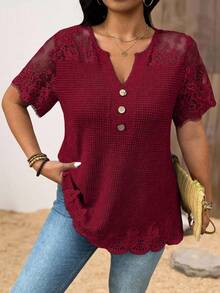EMERY ROSE Kaos Ukuran Besar Warna Burgundy Musim Panas Smart Casual Sehari-hari Leher V Berbahan Kain Waffle dengan Hiasan Renda, Atasan Rajut Lengan Pendek Semi-Transparan dengan Dekorasi Kancing Kayu - Burgundy - View 3