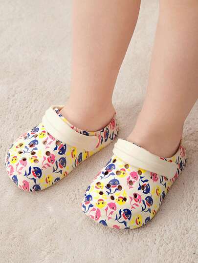 BABY SHARK X SHEIN Dép lê trẻ em Boys&Grils in hình cá hoạt hình dễ thương màu be, chống trượt, thoáng khí, nhanh khô, chất liệu EVA nhẹ và bền, phù hợp cho cả bé trai và bé gái, dùng trong nhà, phòng tắm, sân chơi, hồ bơi, bãi biển, nhà tắm, dép đi trong nhà và ngoài trời.