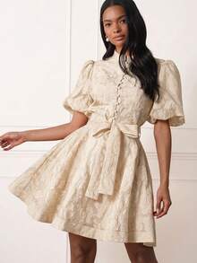 Lilora Đầm ngắn tay màu hồng trơn, cổ bẻ cài nút thắt nơ, vạt xòe, chất liệu jacquard, kiểu dáng thanh lịch, ngọt ngào, phù hợp cho các dịp thường nhật, hẹn hò, giao lưu nhẹ nhàng, dành cho nữ. - Màu be - Xem 5