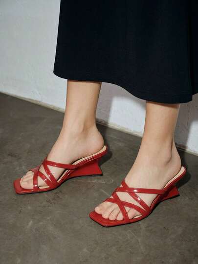 Giày sandal cao gót mũi vuông màu đỏ dành cho nữ, quai chéo, kiểu dáng hở gót thoải mái.