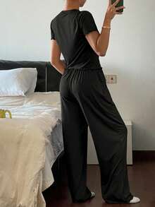 Livesso 2件組極簡純色波浪飾邊修身上衣與長褲居家服套裝，夏季睡衣 - 黑色 - 查看 2