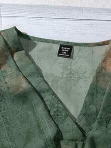 SHEIN LUNE 大码女式夏季休闲波西米亚风度假印花V领荷叶边袖口衬衫 - 彩色 - 查看 3