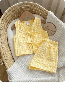 SHEIN LMoss Kids 这款两件套可爱女婴针织背心和短裤套装采用纯色纹理面料。它兼具时尚的法式优雅、返校季、Y2K风格、甜美清爽，是外出和春夏的理想之选。 - 黃色 - 查看 3