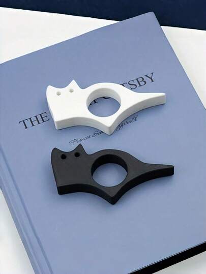 1 قطعة من أداة قارئ الكتب المريحة ذات التصميم الأرجونومي من البلاستيك، مع مسند إبهام وقبضة مريحة لقراءة الكتب بيد واحدة، باللون الأسود الأنيق، أداة قراءة مناسبة للقراء وطلاب السفر والتنقل، رفيق قراءة محمول وملائم