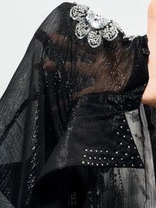 Aveloria Modichic Áo kiểu nữ màu đen, chất liệu lưới xuyên thấu, tay dài, cổ áo đính ngọc trai, thêu hoa 3D màu bạc, cài cúc phía trước, chất liệu nhẹ, bóng, phong cách cổ điển sang trọng, phù hợp cho dạ tiệc, triển lãm nghệ thuật, trình diễn thời trang cao cấp, thảm đỏ, các sự kiện xã hội buổi tối, thể hiện sự thanh lịch tinh tế và nét quyến rũ độc đáo. Áo kiểu nữ dáng rộng, thanh lịch, cổ điển, chất liệu vải Lurex màu bạc, đính sequin và hoa 3D, gợi cảm, xuyên thấu, thích hợp cho các bữa tiệc. - màu đen - Xem 2