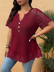 EMERY ROSE Kaos Ukuran Besar Warna Burgundy Musim Panas Smart Casual Sehari-hari Leher V Berbahan Kain Waffle dengan Hiasan Renda, Atasan Rajut Lengan Pendek Semi-Transparan dengan Dekorasi Kancing Kayu - Burgundy - View 4