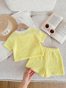 SHEIN Bộ 2 món áo thun cổ tròn kẻ sọc dệt kim cho bé gái và quần short - Màu vàng - Xem 4
