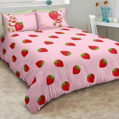 Strawberry Shortcake X SHEIN Bộ chăn ga gối 3 món in hình dâu tây, chất liệu nhám, mềm mại và ấm áp, nhiều kích cỡ, phù hợp cho giường đơn/giường đôi/giường cỡ Queen/giường cỡ King, có thể giặt máy.
