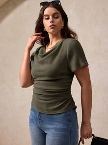 Elegantrix Top Casual Estilo Francês com Decote Drapeado e Manga Curta para Mulheres Plus Size, Primavera/Verão - Verde Militar - Visão 3