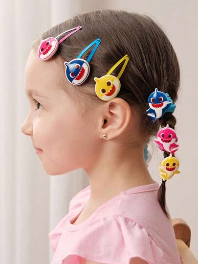 BABY SHARK X SHEIN Bộ 12 chiếc dây buộc tóc và kẹp tóc hình cá hoạt hình dễ thương nhiều màu sắc dành cho bé gái. Dây chun co giãn, bản rộng và dày, không làm rụng tóc, thích hợp để buộc tóc và tóc mái.