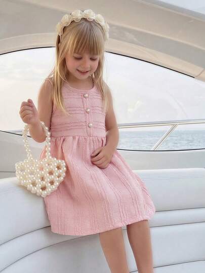 Elladie kids Đầm yếm kẻ caro kiểu Pháp cho bé gái, chất liệu vải kẻ caro mềm mại với độ sần nhẹ, thiết kế dây vai rộng, cổ vuông, trang trí 3 cúc ngọc trai, đường may eo tạo dáng tự nhiên, chân váy xòe xếp ly, thanh lịch nhưng vẫn trẻ trung, phù hợp cho các dịp thường nhật mùa xuân/hè như đi chơi cuối tuần, tiệc trà chiều, hẹn hò, dạo chơi cùng gia đình, độ dày vừa phải.