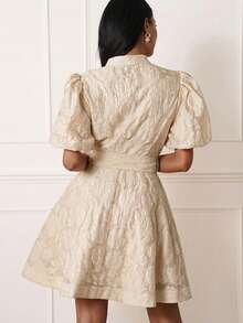 Lilora Đầm ngắn tay màu hồng trơn, cổ bẻ cài nút thắt nơ, vạt xòe, chất liệu jacquard, kiểu dáng thanh lịch, ngọt ngào, phù hợp cho các dịp thường nhật, hẹn hò, giao lưu nhẹ nhàng, dành cho nữ. - Màu be - Xem 2