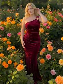 SHEIN MOD 大码复古优雅女式单肩金属扣长裙，天鹅绒美人鱼裙，酒红色，冬季连衣裙 - 酒紅色 - 查看 2