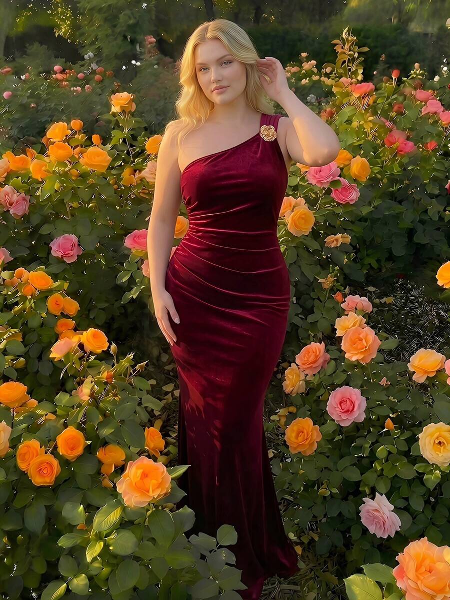 SHEIN MOD 大码复古优雅女式单肩金属扣长裙，天鹅绒美人鱼裙，酒红色，冬季连衣裙