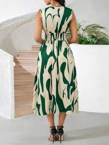 SHEIN Lady Gaun Wanita Bergaya Liburan dengan Motif Cetak Seluruh Permukaan dan Detail Kerut, Cocok untuk Bepergian, Gaun Musim Panas untuk Wanita - MultiWarna - View 2
