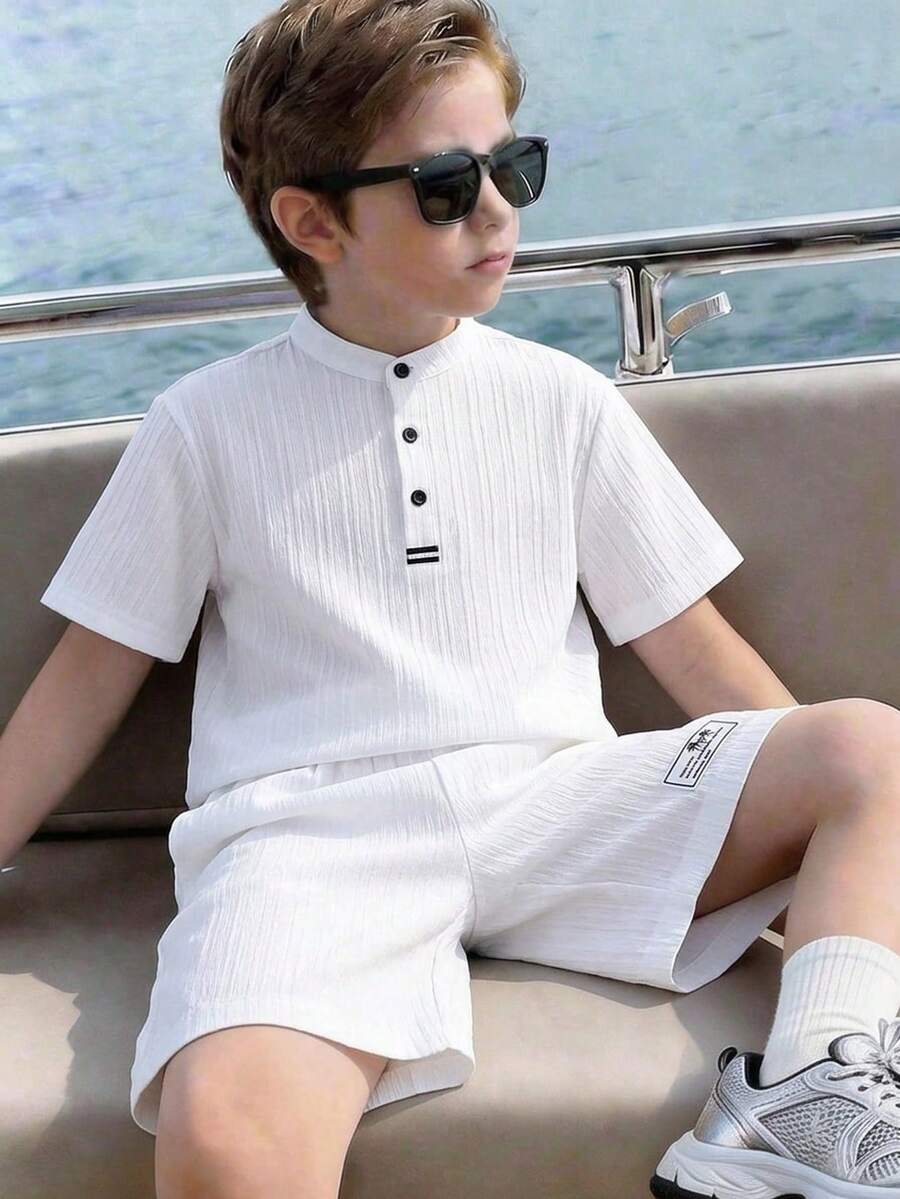 SHEIN 男童休闲韩版立领半拉链短袖上衣+印花短裤两件套,适合户外玩耍、街头风、派对、城市漫步 - 白色 - 查看 1