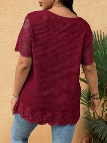 EMERY ROSE Kaos Ukuran Besar Warna Burgundy Musim Panas Smart Casual Sehari-hari Leher V Berbahan Kain Waffle dengan Hiasan Renda, Atasan Rajut Lengan Pendek Semi-Transparan dengan Dekorasi Kancing Kayu - Burgundy - View 2