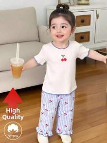 SHEIN Playful Pals 2件套女婴幼儿/新生儿0-3岁春夏可爱图案条纹针织樱桃刺绣短袖T恤和格子裤套装 - 藍色 - 查看 3