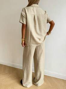 SHEIN EZwear Bộ đồ nữ gồm áo sơ mi ngắn tay cài một hàng khuy kiểu hiệp sĩ và quần kaki dệt kim màu sáng, kiểu dáng thường ngày. - Màu Khaki - Xem 2