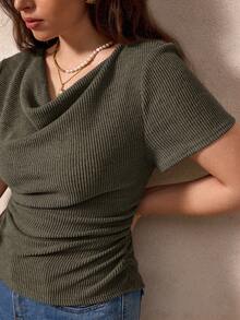 Elegantrix Top Casual Estilo Francês com Decote Drapeado e Manga Curta para Mulheres Plus Size, Primavera/Verão - Verde Militar - Visão 1