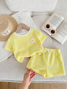 SHEIN Bộ 2 món áo thun cổ tròn kẻ sọc dệt kim cho bé gái và quần short - Màu vàng - Xem 1