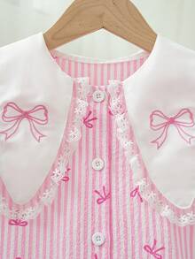 SHEIN 1件女童夏季新款条纹蝴蝶结印花面料大翻领蝴蝶结刺绣荷叶边前开襟褶皱下摆休闲甜美时尚连衣裙 - 粉色 - 查看 7