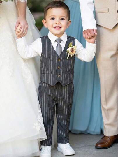 SHEIN Bộ vest lịch lãm 3 món cho bé trai: Áo vest kẻ sọc, khăn cài túi áo tương phản, áo sơ mi dài tay dễ phối đồ, quần tây. Bao gồm cả cà vạt. Phong cách giản dị, thoải mái, đa năng, chất liệu mềm mại, quần cạp chun, quần tây trắng trang trọng. Thích hợp cho tiệc sinh nhật, sự kiện buổi tối, biểu diễn, mùa cưới.