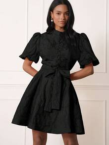 Lilora Vestido curto elegante e delicado em jacquard rosa liso com gola alta, botões, amarração na cintura e laço, ideal para ocasiões casuais, encontros e eventos sociais informais. - Preto - Ver 5
