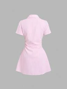 SHEIN PETITE Rochie mini cu imprimeu A-line, model preppy, proaspăt, pentru naveta zilnică, pentru weekend, întâlniri cu prietenii, cu guler, mânecă scurtă, talie încrețită, tiv plisat, linie A-line, cu nasturi în față, dungi verticale, texturată, primăvară/vară - Roz - Vizualizare 2