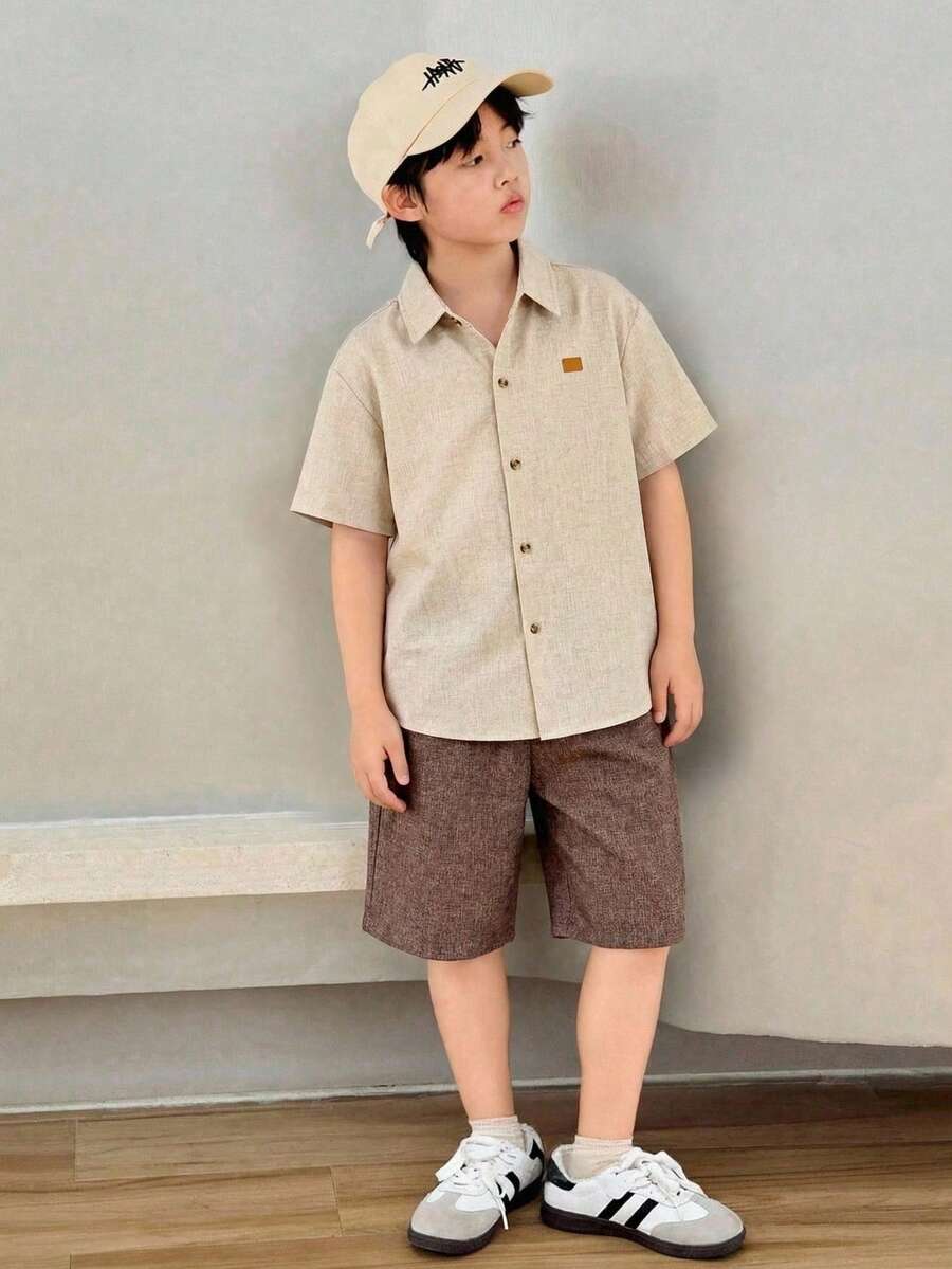 SHEIN 男童休闲学校/度假舒适面料短袖衬衫短裤套装,适合通勤、上学、日常休闲穿着、运动、春夏季节、海滩旅行 - 卡其色 - 查看 1