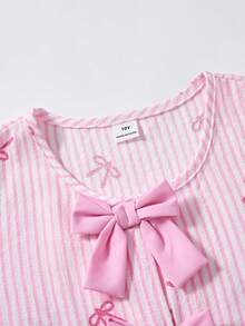 SHEIN ChillGRL Bộ 2 món cho bé gái tuổi teen, thích hợp mặc mùa xuân/hè, gồm áo kiểu rộng rãi, ngọt ngào, dễ thương, họa tiết sọc, nơ phối màu tương phản, viền bèo nhún và quần short ống rộng thắt nơ, phù hợp mặc hàng ngày, đi làm, dạo phố, đi nghỉ mát, tụ họp, chụp ảnh dạo phố. - Hồng - Xem 4