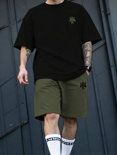 Manfinity Homme طقم تيشيرت بأكمام قصيرة وشورت مطبوع بطباعة جرافيك للرجال كبار الحجم، كاجوال صيفي