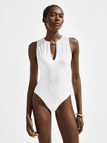 Maija 女士夏季白色圆领PU纽扣装饰镂空设计无袖简约性感休闲沙滩度假连体裤 - 白色 - 查看 4