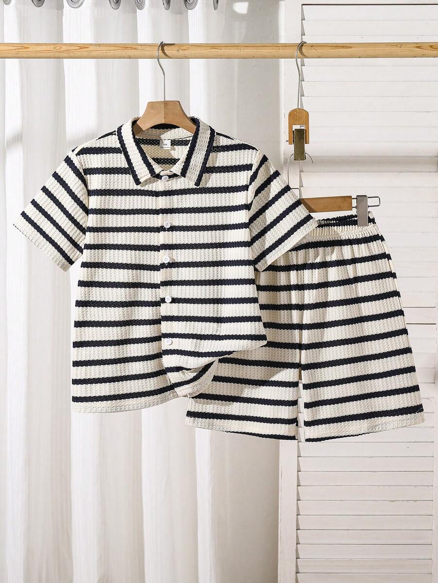 SHEIN Streecool Kids 两件套男童针织竖条纹短袖衬衫和配套休闲短裤套装,采用混纺面料,亲肤透气。衬衫采用多色竖条纹设计,配有小翻领和短袖;短裤采用松紧腰带。休闲度假风格,适合日常穿着、幼儿园、海滩等各种场合。可整套穿着,也可分开搭配,打造阳光活力的儿童造型,时尚的返校套装。 - 藍白色 - 查看 1