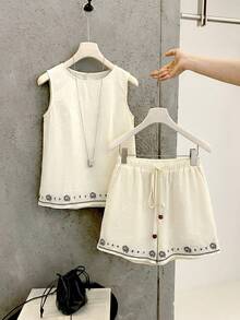 GlowEve Conjunto feminino de verão casual com bordado floral, composto por regata e shorts. - Bege - Ver 6