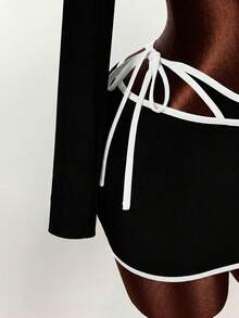 Amplova Bộ đồ thể thao nữ phong cách sinh viên mới năm 2026 gồm áo croptop dài tay in chữ, áo tank top cổ yếm và chân váy thắt eo. - Đen và trắng - Xem 7