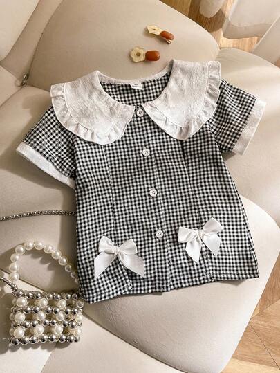 SHEIN 1 chiếc áo sơ mi mùa hè mới cho bé gái, cổ bẻ, viền bèo nhún, chất liệu vải dệt họa tiết, tay áo cánh hoa, màu trắng, thắt eo, mở phía trước, trang trí nơ, kiểu dáng thường ngày.